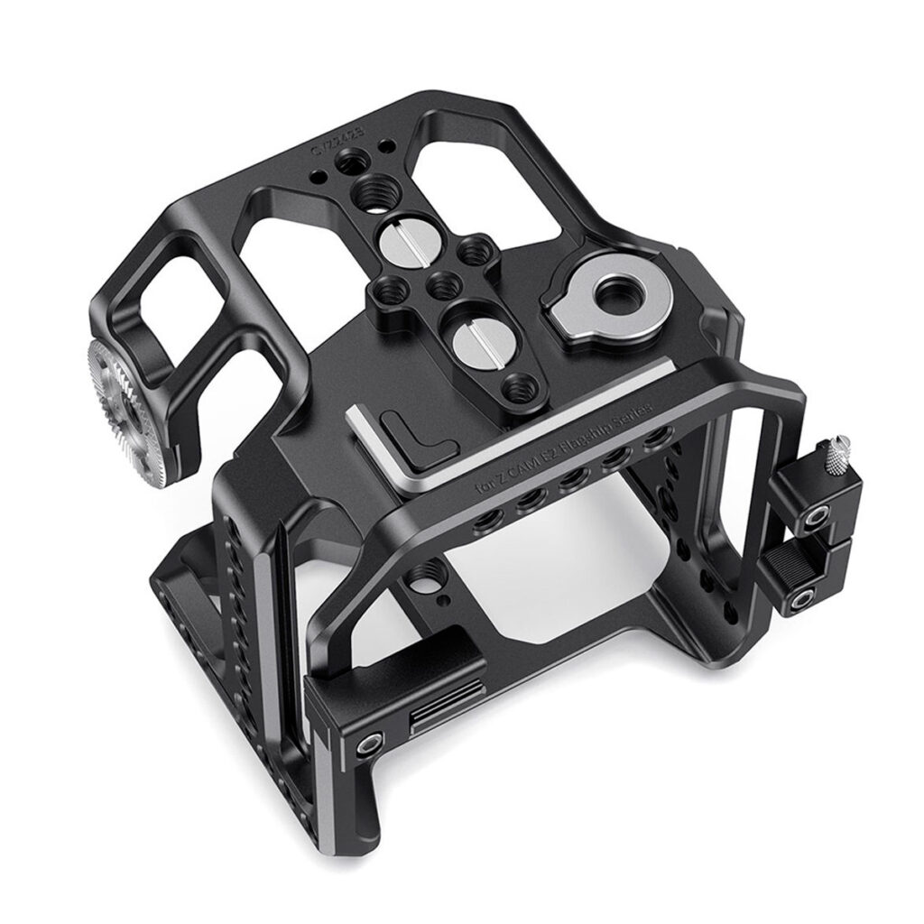 SmallRig-2423-5 SmallRig 2423 Cage for Z CAM E2-S6/F6/F8 on musta metallinen kamerahäkki, jossa on useita kierteitettyjä reikiä, kiinnityspisteitä ja lukituspyörä, joka on suunniteltu pitämään kamerasi turvallisesti ja varustamaan se videokuvausta ja valokuvausta varten.