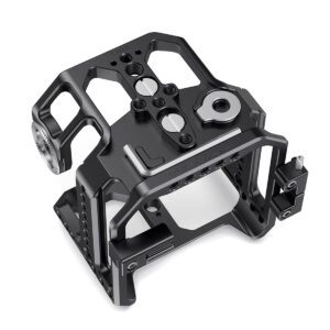 SmallRig-2423-5 SmallRig 2423 Cage for Z CAM E2-S6/F6/F8 on musta metallinen kamerahäkki, jossa on useita kierteitettyjä reikiä, kiinnityspisteitä ja lukituspyörä, joka on suunniteltu pitämään kamerasi turvallisesti ja varustamaan se videokuvausta ja valokuvausta varten.