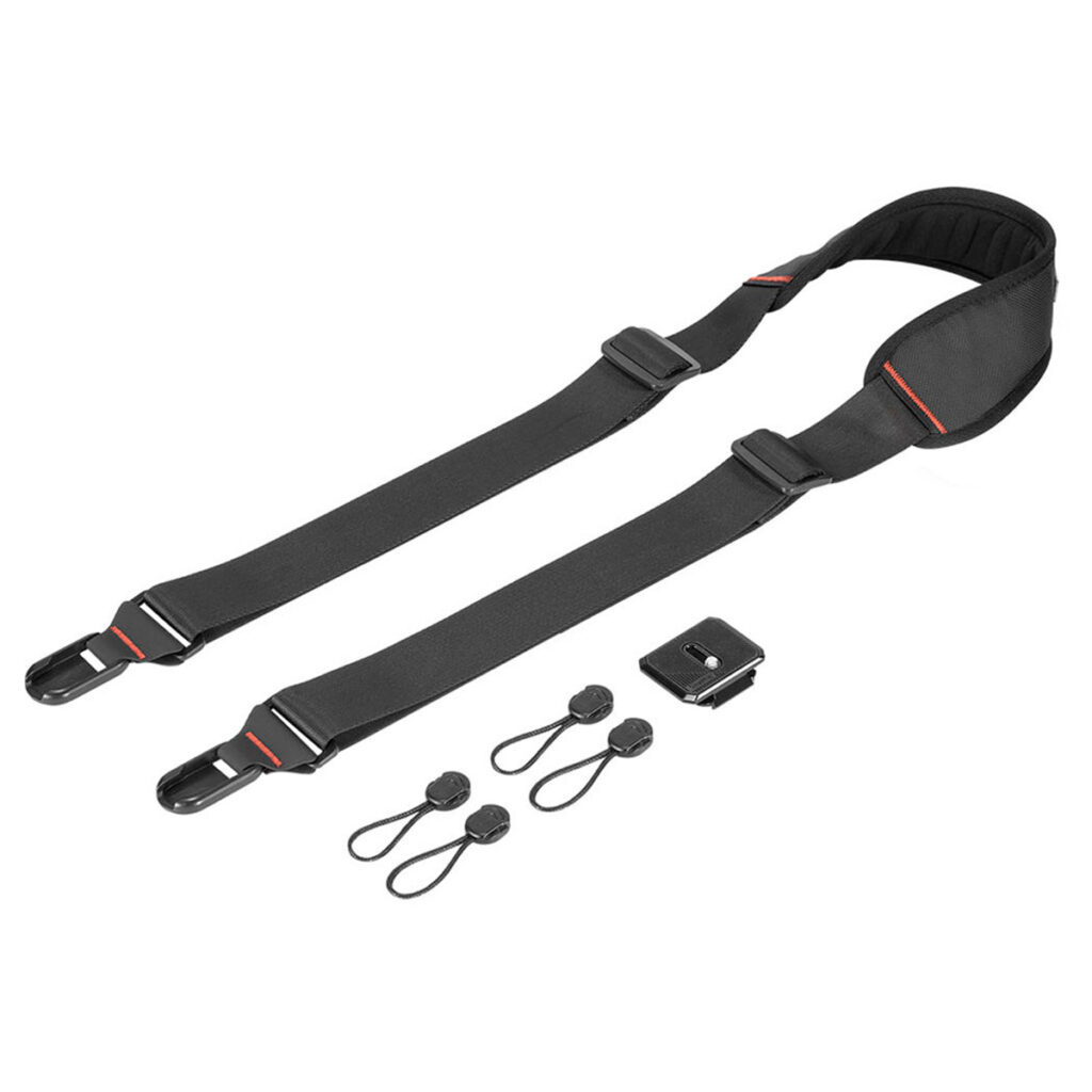 SmallRig-2428 SmallRig 2428 Camera Shoulder Strap -kamerahihna on musta hihna, jossa on punaiset korostukset, säädettävät soljet, pikakiinnikkeet ja neljä pientä mustaa ankkurilenkkiä valkoisella pohjalla.