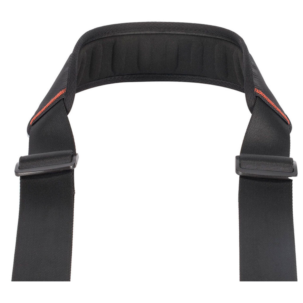 SmallRig-2428-3 Lähikuva SmallRig 2428 Camera Shoulder Strap -kamerahihnasta, jossa on pehmustettua mustaa materiaalia, säädettävät soljet ja hienovarainen punainen tikkaus.