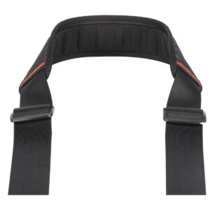 SmallRig-2428-3 Lähikuva SmallRig 2428 Camera Shoulder Strap -kamerahihnasta, jossa on pehmustettua mustaa materiaalia, säädettävät soljet ja hienovarainen punainen tikkaus.
