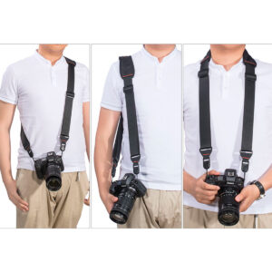 SmallRig-2428-4 Kolmessa paneelissa valkoiseen paitaan pukeutunut henkilö esittelee eri tapoja käyttää SmallRig 2428 Camera Shoulder Strap -kamerahihnaa, johon on kiinnitetty kamera, muun muassa vartalon poikki ja kaulan ympärille.