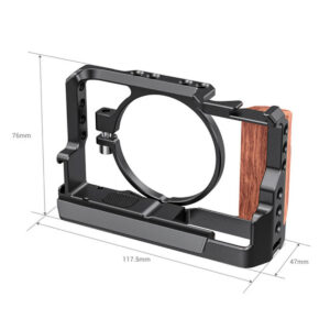 SmallRig-2434-2 SmallRig 2434 Cage for Sony RX100 VII & RX100 VI on musta häkki, jossa on puukahva, mitat 76mm (K) x 117.5mm (L) x 47mm (S), ja siinä on useita kiinnityspisteitä ja pyöreä kiinnike kameran turvallista kiinnittämistä varten.