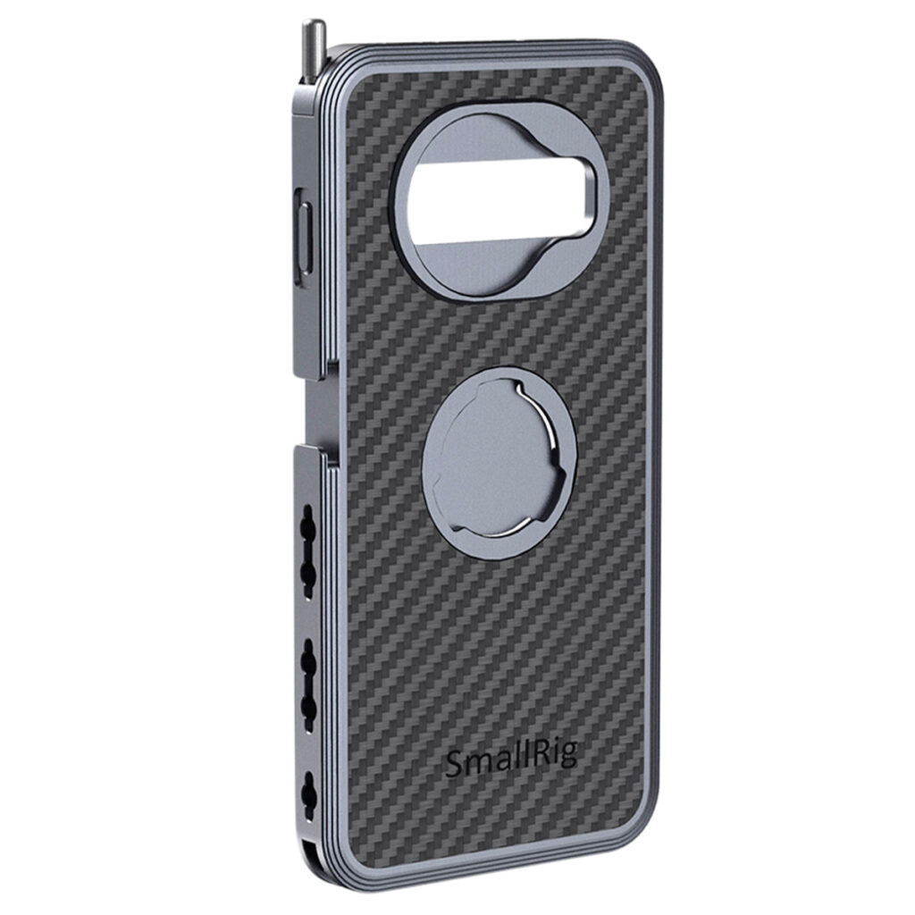 SmallRig-2441-2 SmallRig 2441 Pro Mobile Cage for Samsung S10+ -mobiilihäkissä on metalli- ja hiilikuiturakenne, suuri takakameran leikkaus, pyöreä magneettikiinnike, painikkeiden suojukset, useita lisävarusteiden kiinnityspisteitä ja "SmallRig"-brändi takana.