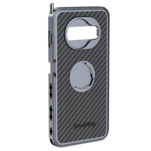 SmallRig-2441-2 SmallRig 2441 Pro Mobile Cage for Samsung S10+ -mobiilihäkissä on metalli- ja hiilikuiturakenne, suuri takakameran leikkaus, pyöreä magneettikiinnike, painikkeiden suojukset, useita lisävarusteiden kiinnityspisteitä ja "SmallRig"-brändi takana.