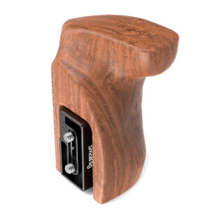 SmallRig-2457 SmallRig 2457 Wooden Grip w/ Quick Release for Z CAM E2 -mallissa on ergonominen puinen muotoilu ja tukeva musta metallinen kiinnityslevy, jonka pohjaan on kaiverrettu "Smallrig".