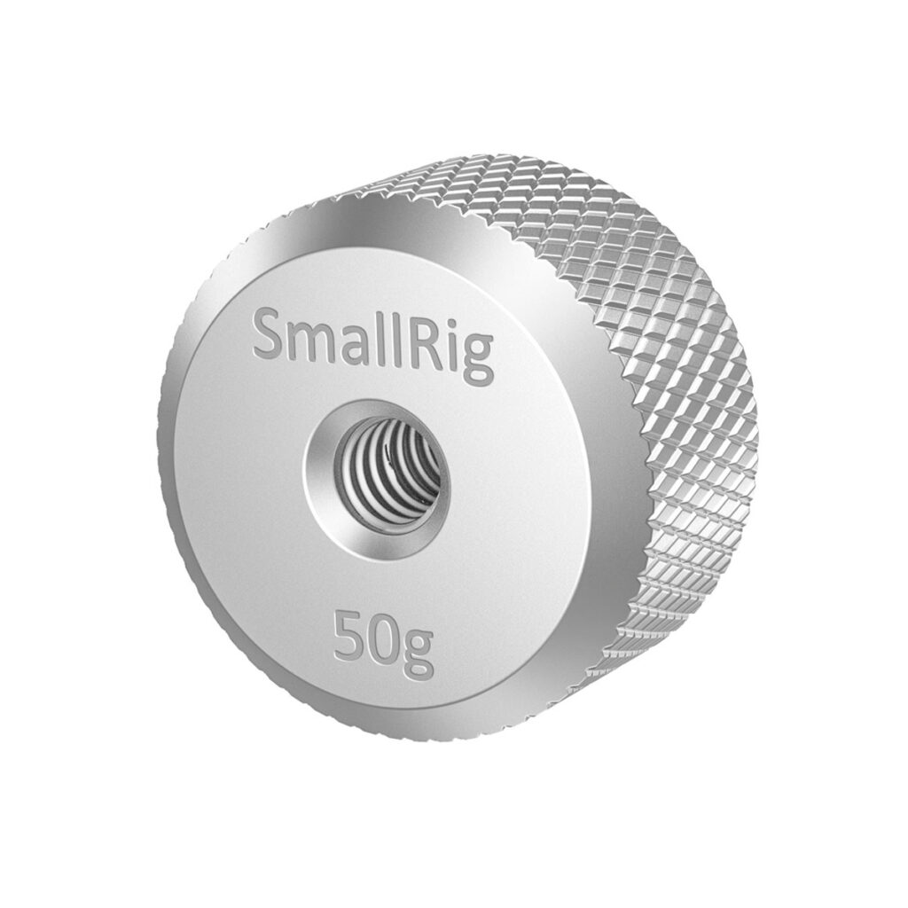 SmallRig-2459 SmallRig 2459 Counterweight 50g for Gimbals on hopeanvärinen, nystyröity metallipaino, johon on kaiverrettu "SmallRig 50g" ja jossa on keskellä kierteitetty reikä, joka on suunniteltu tasapainottamaan ja vakauttamaan kameran gimbal-asetelmia.