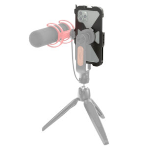 SmallRig-2471-3 IPhone 11 Pro on kiinnitetty SmallRig 2471 Pro Mobile Cage -mobiilihäkkiin, joka on asennettu jalustalle ja jossa on ulkoinen mikrofoni iskukiinnikkeessä, mikä luo kompaktin ja kannettavan kokoonpanon ääni- tai videosisällön tallentamiseen.