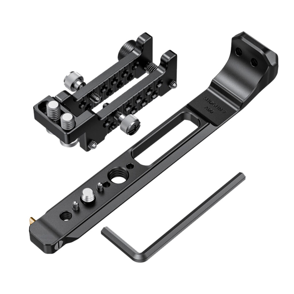 SmallRig-2487-3 SmallRig 2487 Mount Plate & HDMI Clamp for Shogun 7, jossa on musta metallinen säädettävä kisko, useita ruuveja ja nuppeja sekä mukana tuleva kuusiokoloavain, näkyy valkoista taustaa vasten.