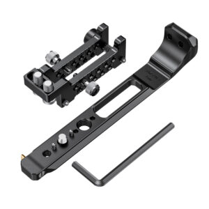 SmallRig-2487-3 SmallRig 2487 Mount Plate & HDMI Clamp for Shogun 7, jossa on musta metallinen säädettävä kisko, useita ruuveja ja nuppeja sekä mukana tuleva kuusiokoloavain, näkyy valkoista taustaa vasten.