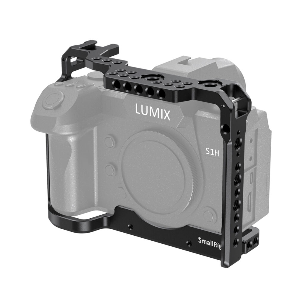 SmallRig-2488 SmallRig 2488 Cage for Panasonic Lumix S1H, joka on kuvassa mustaa metallia kameran harmaan ääriviivan ympärillä, tarjoaa suojaa ja useita lisälaitteiden kiinnityspisteitä.