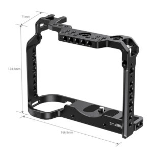 SmallRig-2488-2 SmallRig 2488 Cage for Panasonic Lumix S1H on musta metallinen kamerahäkki, jossa on useita kiinnitysreikiä. Mitat: Mitat: 124,5 mm korkea, 166,9 mm leveä ja 71 mm syvä.