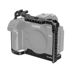 SmallRig-2488 SmallRig 2488 Cage for Panasonic Lumix S1H, joka on kuvassa mustaa metallia kameran harmaan ääriviivan ympärillä, tarjoaa suojaa ja useita lisälaitteiden kiinnityspisteitä.