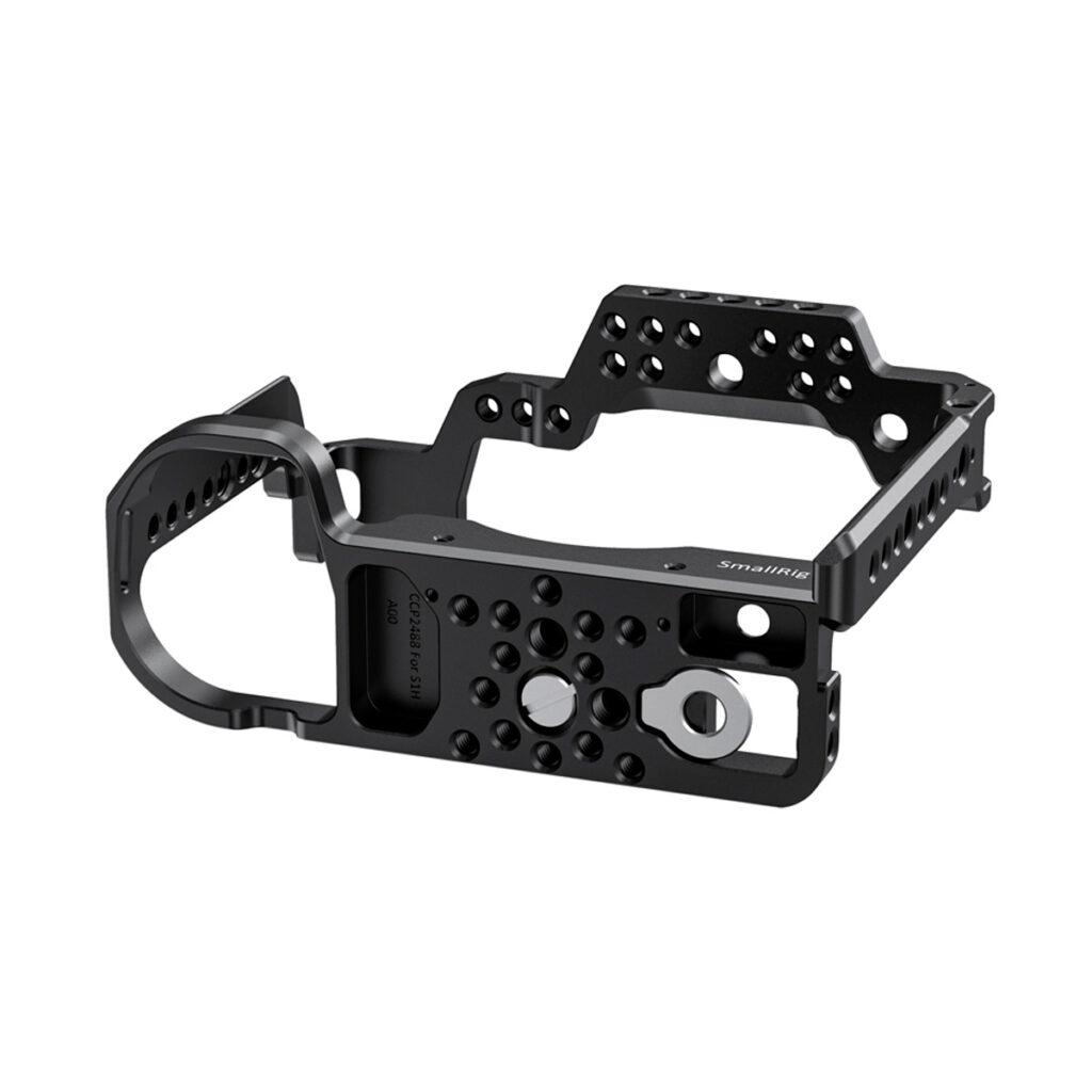 SmallRig-2488-3 SmallRig 2488 Cage for Panasonic Lumix S1H on musta metallinen häkki, jossa on useita kiinnitysreikiä ja joka on suunniteltu sopimaan kameran runkoon ja tarjoamaan lisävarusteiden kiinnityspisteitä ja lisäsuojaa.