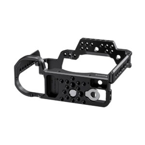 SmallRig-2488-3 SmallRig 2488 Cage for Panasonic Lumix S1H on musta metallinen häkki, jossa on useita kiinnitysreikiä ja joka on suunniteltu sopimaan kameran runkoon ja tarjoamaan lisävarusteiden kiinnityspisteitä ja lisäsuojaa.
