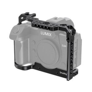 SmallRig-2488 SmallRig 2488 Cage for Panasonic Lumix S1H, joka on kuvassa mustaa metallia kameran harmaan ääriviivan ympärillä, tarjoaa suojaa ja useita lisälaitteiden kiinnityspisteitä.