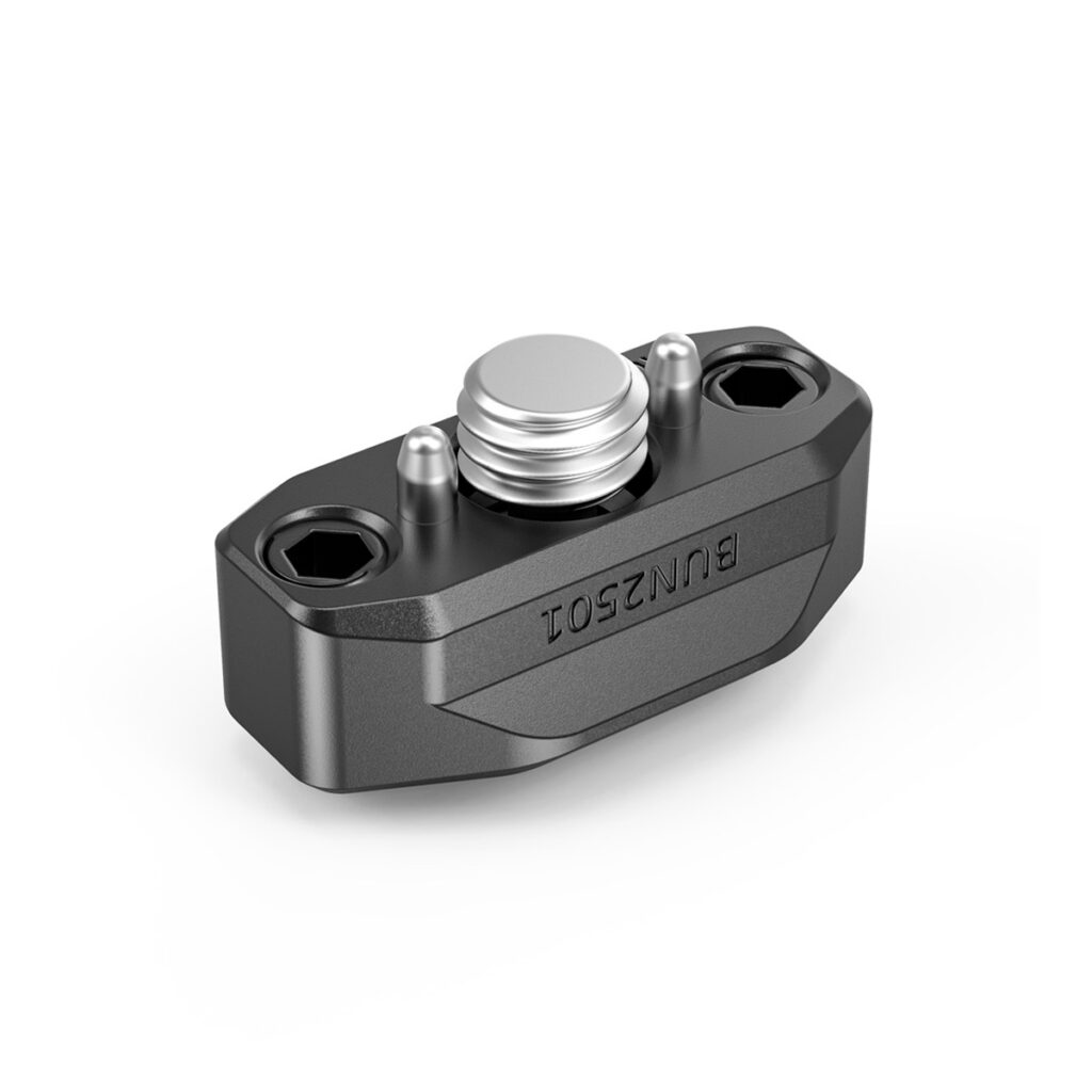 SmallRig-2501-2 Musta metallinen SmallRig 2501 Nato Rail 35mm w/ ARRI Locating Screw, jossa on suuri keskimmäinen hopeinen ruuvi, kaksi kuusikulmaista ruuvinreikää kummallakin puolella ja levyyn kaiverrettu "BUNZ501".