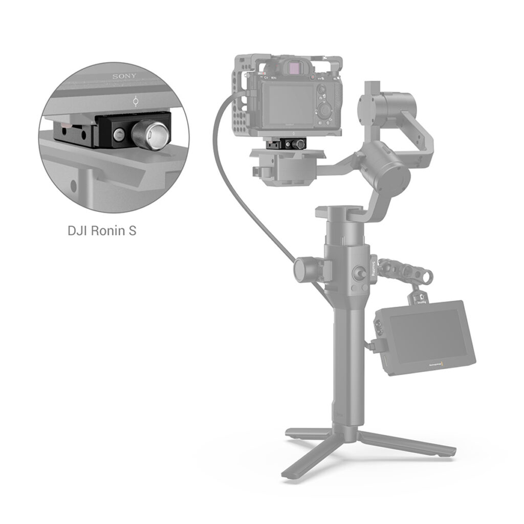SmallRig-2506-3 Kamera DJI Ronin S -kardaanissa, johon on kiinnitetty monitori; sisäkuvassa on lähikuva SmallRig 2506 QR Clamp for Ronin S / SC & Crane / Weebill S -kiinnikkeestä.