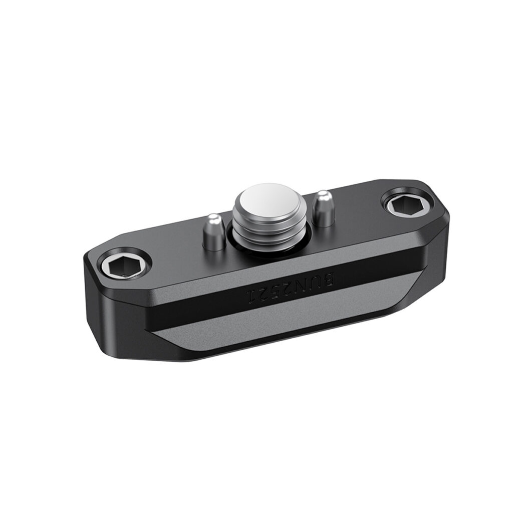 SmallRig-2521-2 SmallRig 2521 Nato Rail 48mm w/ ARRI Locating Screw on musta metallinen kiinnityslevy, jossa on kaksi kuusikulmaista reikää molemmissa päissä ja keskellä hopeakierteinen ruuvi lisävarusteiden kiinnittämiseksi kamerakalustoon.