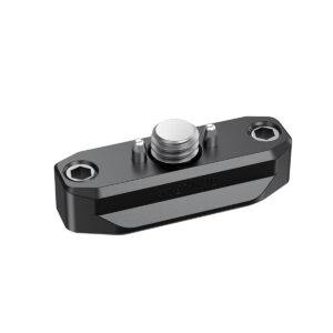 SmallRig-2521-2 SmallRig 2521 Nato Rail 48mm w/ ARRI Locating Screw on musta metallinen kiinnityslevy, jossa on kaksi kuusikulmaista reikää molemmissa päissä ja keskellä hopeakierteinen ruuvi lisävarusteiden kiinnittämiseksi kamerakalustoon.