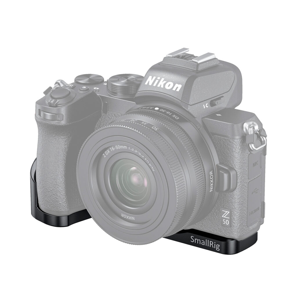 SmallRig-2525 Nikon Z50 -kamera ja objektiivi on kiinnitetty mustaan SmallRig 2525 Vlogging Mounting Plate for Nikon Z50 -kiinnityslevyyn valkoista taustaa vasten.