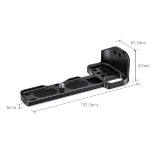 SmallRig-2525-2 SmallRig 2525 Vlogging Mounting Plate for Nikon Z50 on musta metallinen L-muotoinen kiinnike, jossa on useita reikiä ja ruuvi. Mitat: 132,7 mm (L), 55,7 mm (K), 33 mm (sivuleveys) ja 6 mm (pohjan paksuus).