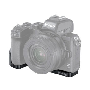 SmallRig-2525 Nikon Z50 -kamera ja objektiivi on kiinnitetty mustaan SmallRig 2525 Vlogging Mounting Plate for Nikon Z50 -kiinnityslevyyn valkoista taustaa vasten.