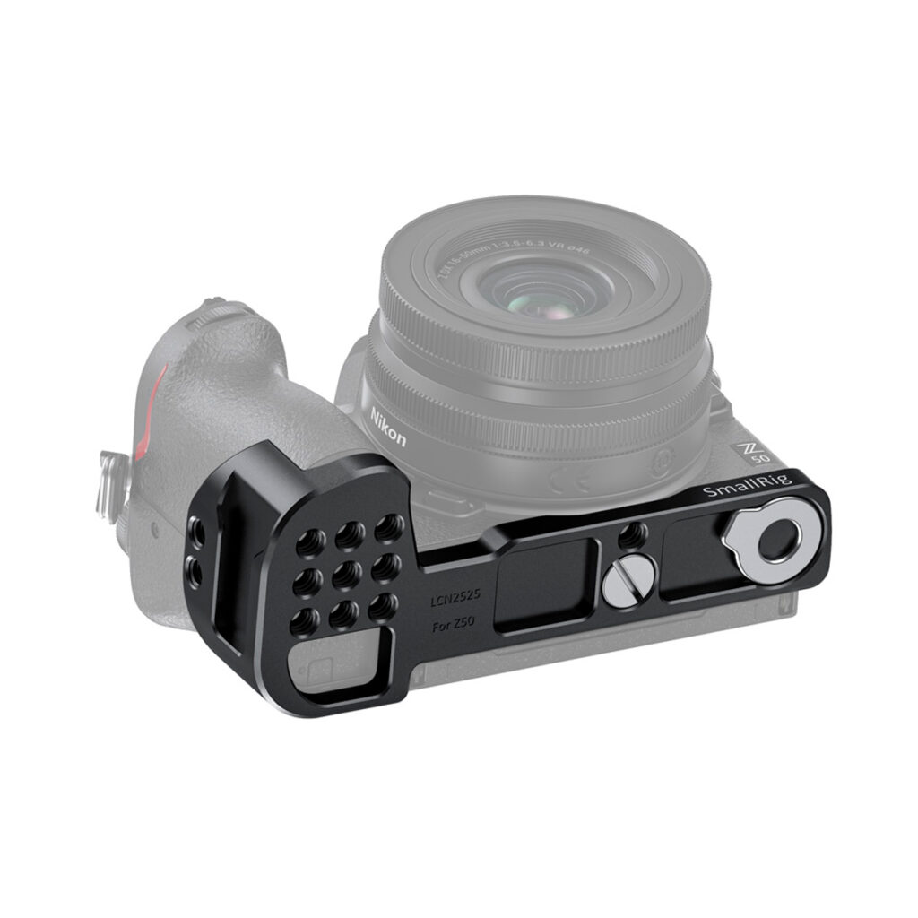 SmallRig-2525-3 SmallRig 2525 Vlogging Mounting Plate for Nikon Z50 on puoliksi läpinäkyvän Nikon-kameran vasempaan alareunaan kiinnitettävä musta metallinen kahva, jossa on kuvioitu, rei'itetty pinta ja useita kiinnityspisteitä.