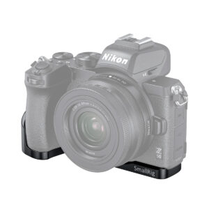 SmallRig-2525 Nikon Z50 -kamera ja objektiivi on kiinnitetty mustaan SmallRig 2525 Vlogging Mounting Plate for Nikon Z50 -kiinnityslevyyn valkoista taustaa vasten.