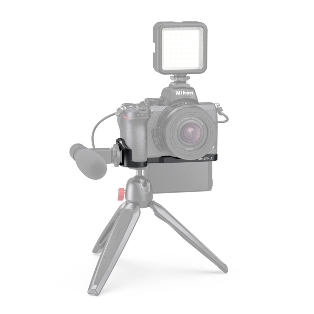 SmallRig-2525-5 SmallRig 2525 Vlogging Mounting Plate for Nikon Z50 pitää digitaalisen kameran jalustalla, kun siihen on kiinnitetty mikrofoni ja LED-valo, mikä luo ihanteellisen kokoonpanon vloggausta tai videokuvausta varten.