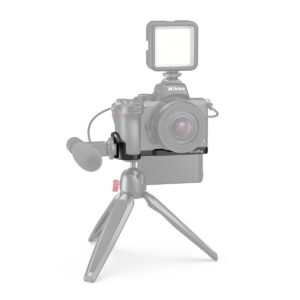 SmallRig-2525-5 SmallRig 2525 Vlogging Mounting Plate for Nikon Z50 pitää digitaalisen kameran jalustalla, kun siihen on kiinnitetty mikrofoni ja LED-valo, mikä luo ihanteellisen kokoonpanon vloggausta tai videokuvausta varten.