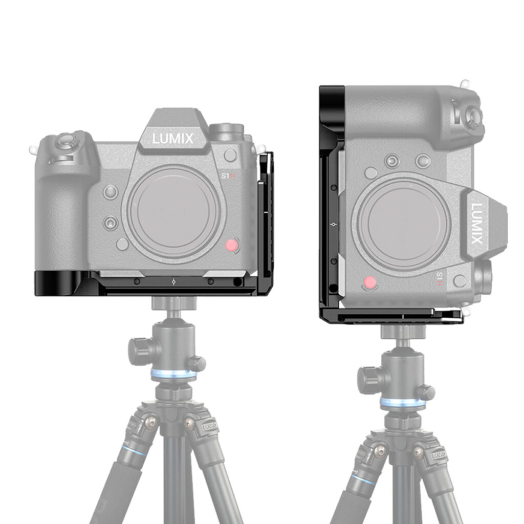 Kaksi Panasonic Lumix S1H -kameraa, joissa kummassakin on SmallRig 2655 L-Bracket -teline, on asennettu jalustoille ja esitetty edestä ja sivulta. Puoliksi läpinäkyvä efekti korostaa molempiin kameroihin kiinnitettyjä L-kiinnikkeitä.
