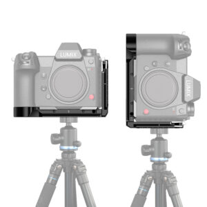 Kaksi Panasonic Lumix S1H -kameraa, joissa kummassakin on SmallRig 2655 L-Bracket -teline, on asennettu jalustoille ja esitetty edestä ja sivulta. Puoliksi läpinäkyvä efekti korostaa molempiin kameroihin kiinnitettyjä L-kiinnikkeitä.