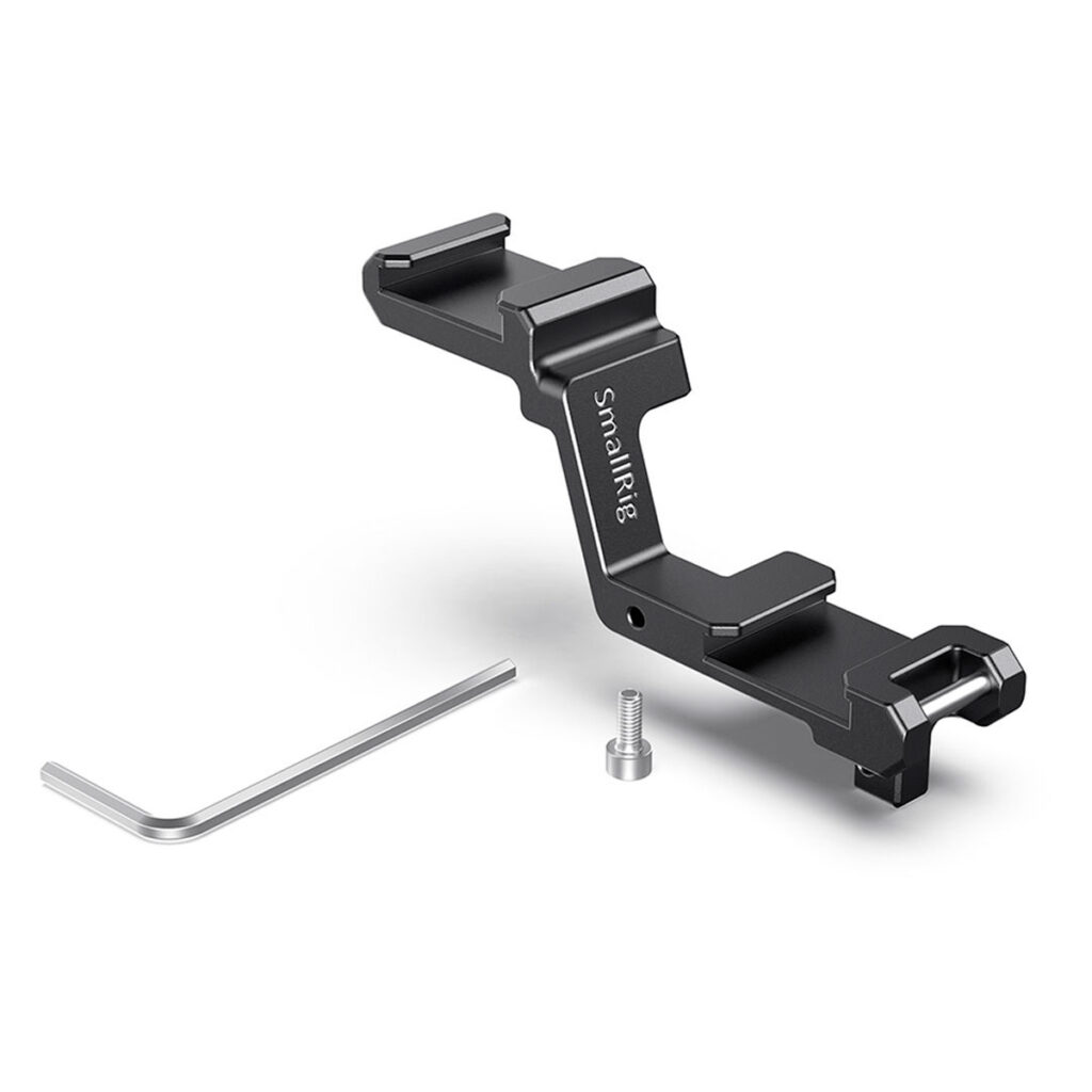 SmallRig-2662 SmallRig 2662 Cold Shoe Extension Plate for Sony A7III/A7RIII on musta metallinen L-muotoinen lisävarustekannatin, kuvassa pieni ruuvi ja kuusiokoloavain valkoisella pohjalla.