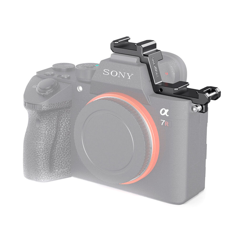 SmallRig-2662-2 Sony A7RIII -kamera, jonka päälle on asennettu SmallRig 2662 Cold Shoe Extension Plate -levy mustasta metallista, joka korostaa jatkolevyä, kun taas muu kamera on häivytetty.
