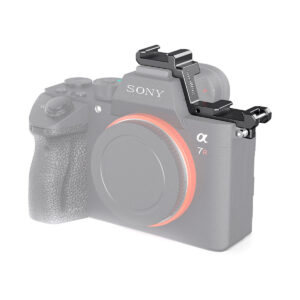 SmallRig-2662-2 Sony A7RIII -kamera, jonka päälle on asennettu SmallRig 2662 Cold Shoe Extension Plate -levy mustasta metallista, joka korostaa jatkolevyä, kun taas muu kamera on häivytetty.