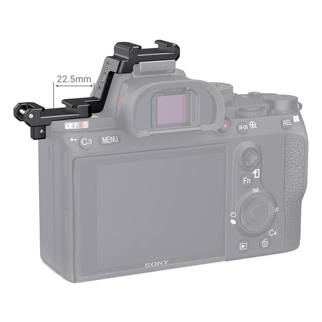 SmallRig-2662-4 SmallRig 2662 Cold Shoe Extension Plate for Sony A7III/A7RIII on asennettu Sony-kameran vasempaan yläkulmaan, 22,5 mm rungon yläpuolelle, ja kameran painikkeet ja takanäyttö näkyvät taustalla.