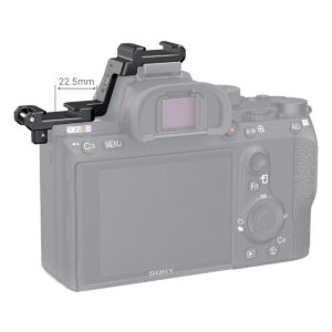 SmallRig-2662-4 SmallRig 2662 Cold Shoe Extension Plate for Sony A7III/A7RIII on asennettu Sony-kameran vasempaan yläkulmaan, 22,5 mm rungon yläpuolelle, ja kameran painikkeet ja takanäyttö näkyvät taustalla.