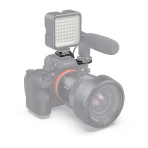 SmallRig-2662-5 SmallRig 2662 Cold Shoe Extension Plate for Sony A7III/A7RIII -laajennuslevy Sony A7III/A7RIII on kuvassa asennettuna digitaalikameraan, jossa on suuri objektiivi, ulkoinen mikrofoni ja suorakulmainen LED-valo valkoista taustaa vasten.