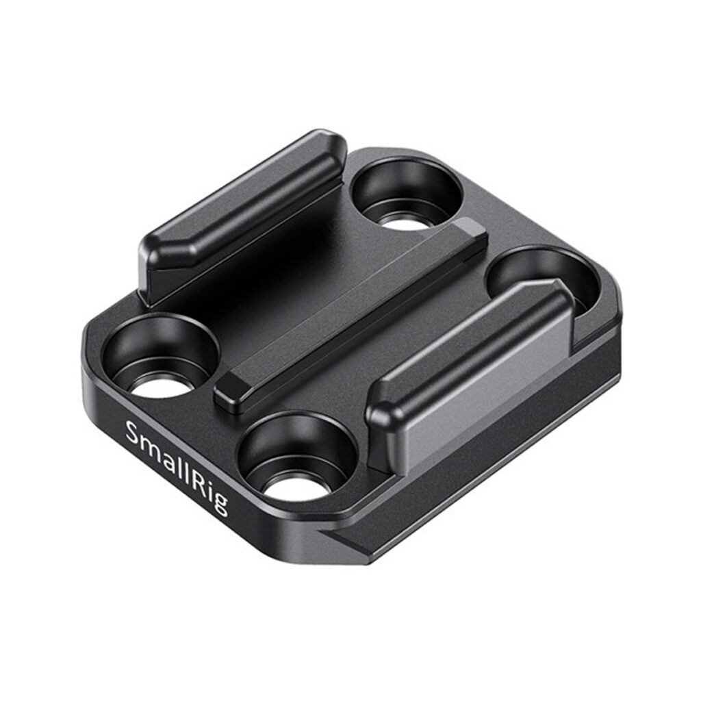 SmallRig-2668 SmallRig 2668 Buckle Adapter with Arca QR Plate for GoPro on musta metallinen kameran lisävaruste, jossa on neljä reikää, kaksi korotettua harjannetta ja sivussa SmallRig-tarra, joka on suunniteltu GoPro-laitteiden kiinnittämiseen tai kiinnittämiseen.