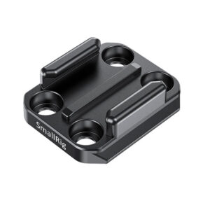 SmallRig-2668 SmallRig 2668 Buckle Adapter with Arca QR Plate for GoPro on musta metallinen kameran lisävaruste, jossa on neljä reikää, kaksi korotettua harjannetta ja sivussa SmallRig-tarra, joka on suunniteltu GoPro-laitteiden kiinnittämiseen tai kiinnittämiseen.