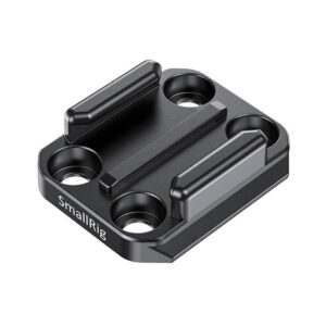 SmallRig-2668 SmallRig 2668 Buckle Adapter with Arca QR Plate for GoPro on musta metallinen kameran lisävaruste, jossa on neljä reikää, kaksi korotettua harjannetta ja sivussa SmallRig-tarra, joka on suunniteltu GoPro-laitteiden kiinnittämiseen tai kiinnittämiseen.