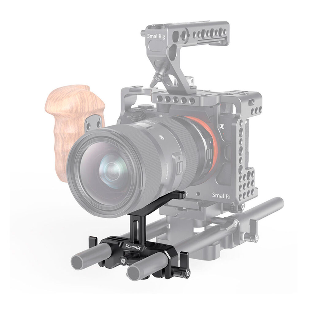 SmallRig-2680-2 Ammattikäyttöön tarkoitettu kamera-asennelma, jossa on asennettu kamera, objektiivi, puinen kahvakahva ja kaksoistanko, jossa on SmallRig 2680 Universal Lens Support 15mm LWS. Useimmat osat ovat puoliksi läpinäkyviä lukuun ottamatta objektiivitukea ja tankoja.