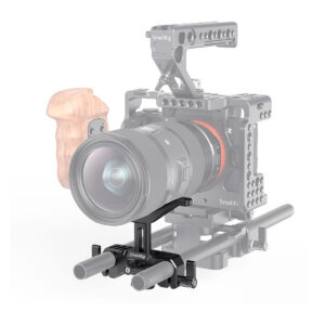SmallRig-2680-2 Ammattikäyttöön tarkoitettu kamera-asennelma, jossa on asennettu kamera, objektiivi, puinen kahvakahva ja kaksoistanko, jossa on SmallRig 2680 Universal Lens Support 15mm LWS. Useimmat osat ovat puoliksi läpinäkyviä lukuun ottamatta objektiivitukea ja tankoja.