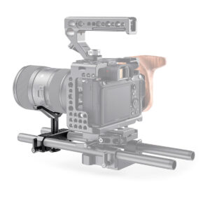 SmallRig-2680-4 SmallRig 2680 Universal Lens Support 15mm LWS näkyy osana ammattikäyttöön tarkoitettua kamera-asennelmaa, jossa on digitaalikamera, suuri objektiivi, puinen kahva ja kaksi tukitankoa valkoisella taustalla.