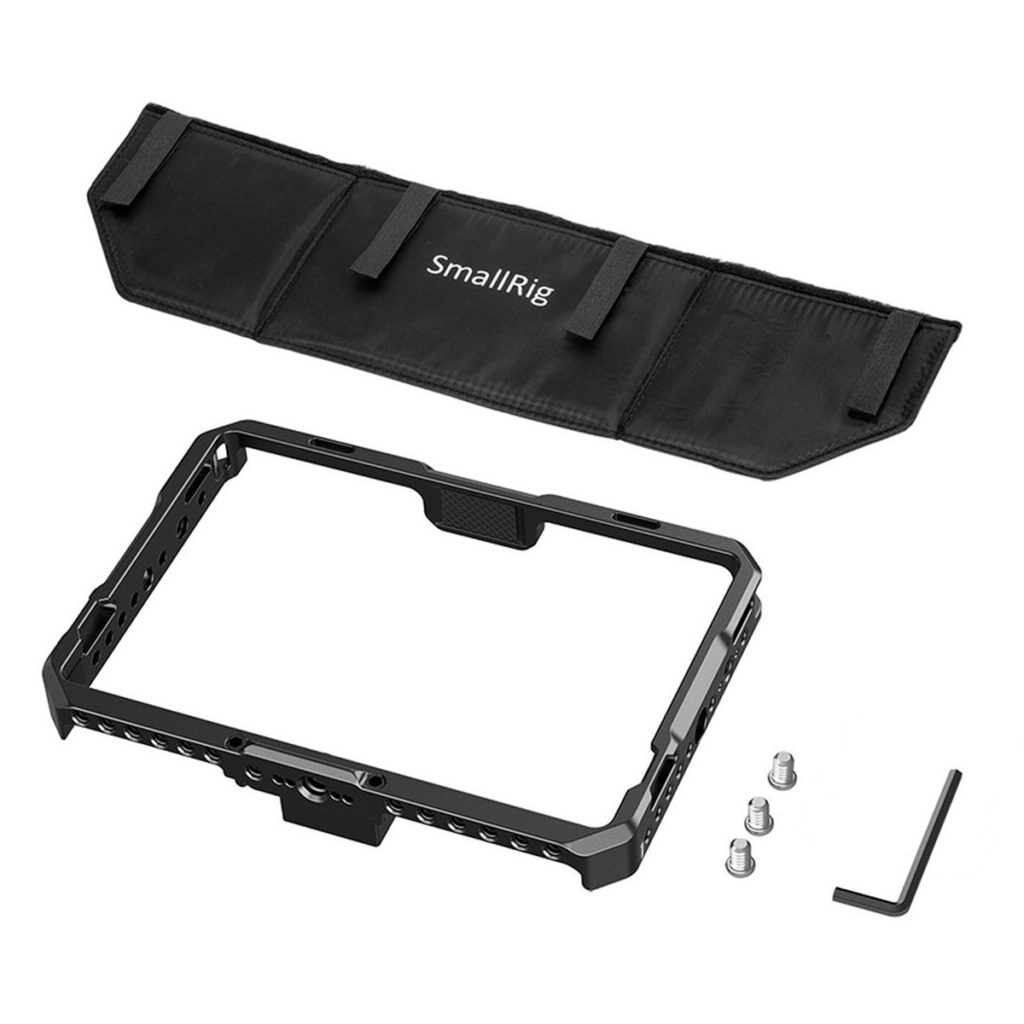 SmallRig-2684-2 SmallRig 2684 -monitorihäkki, jossa on aurinkohuppu SmallHD 702:lle, sekä kiinnitysreiät, ruuvit, kuusiokoloavain ja musta pehmustettu kotelo, jossa on merkintä SmallRig, valkoisella pohjalla.