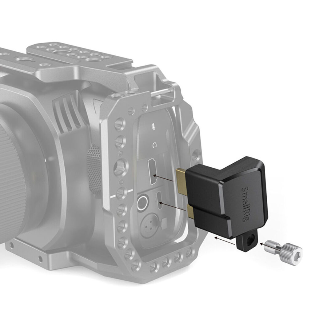 SmallRig-2700-4 Kaaviossa näkyvät kameran liitäntäportit, ja SmallRig 2700 HDMI & USB Type-C Right Angle Adapter for BMPCC 4K/6K on sijoitettu portin lähelle, nuoli osoittaa, miten se kytketään, ja ruuvi adapterin kiinnittämistä varten.
