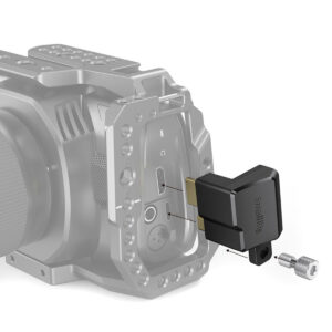 SmallRig-2700-4 Kaaviossa näkyvät kameran liitäntäportit, ja SmallRig 2700 HDMI & USB Type-C Right Angle Adapter for BMPCC 4K/6K on sijoitettu portin lähelle, nuoli osoittaa, miten se kytketään, ja ruuvi adapterin kiinnittämistä varten.