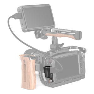 SmallRig-2700-5 Ammattimaisessa videokamerarigissä on SmallRig 2700 HDMI & USB Type-C Right Angle Adapter for BMPCC 4K/6K sekä suuri ulkoinen monitori, puinen sivukahva, langaton lähetin ja erilaisia liitettyjä kaapeleita.