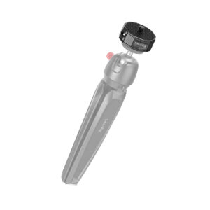 SmallRig-2714-2 SmallRig 2714 Quick Release Adapter Universal on kompakti, hopeanvärinen pöytäjalusta, jossa on musta pyöreä kiinnityspää ja taittuvat jalat ja joka on suunniteltu käytettäväksi kameroiden tai älypuhelimien kanssa.